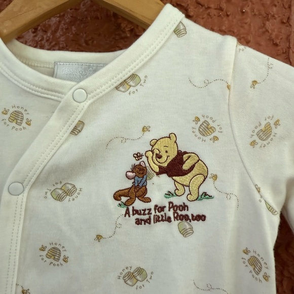 Y2K Pooh Bear Footed Romper Sleeper 9 Months Embroidered Honey Pot Bee Cream - Picture 6 of 7